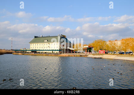 Slavyansk-su-kuban, Russia - 27 novembre 2016: l'edificio del Park-hotel-uyut entertainment center sul lago nella città di slavyansk-su-kuban. Foto Stock