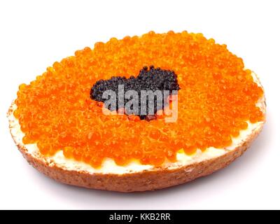 Sandwich con Red e Black Caviar isolato su bianco Foto Stock