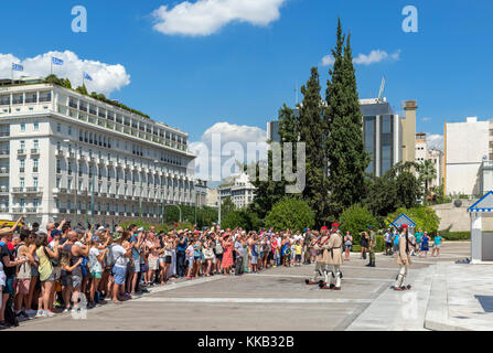 I turisti a guardare il cambio della guardia presso la tomba del Milite Ignoto, Piazza Syntagma, Atene, Grecia Foto Stock