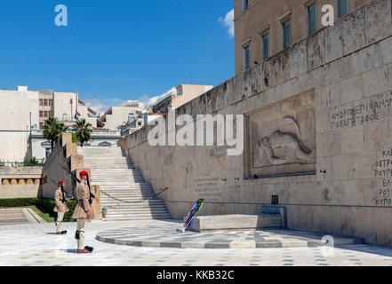 Evzones (guardia presidenziale) custodisce la tomba del milite ignoto di fronte al parlamento greco edificio, Piazza Syntagma, Atene, Grecia Foto Stock