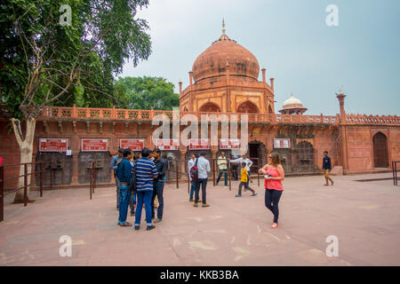 Agra, India - 19 settembre 2017: unidentified persone camminare e in attesa in fila per acquistare i biglietti per entrare al Taj Mahal di Agra City in India Foto Stock