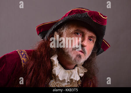 Old red head capitano pirata mostra curiosità, ritratto, orientamento orizzontale, studio shot Foto Stock