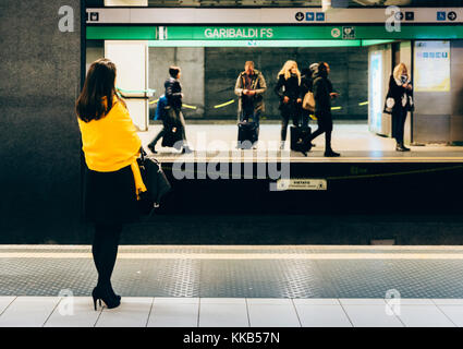 Milano, Italia - novembre 29th, 2017: all'interno di porta garibaldi stazione della metropolitana (m2), la donna italiana in tacchi alti in attesa accanto alla piattaforma Foto Stock