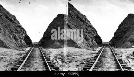 Stereografia di ferrovia tagliato in esecuzione attraverso le colline rocciose nei pressi di Wasatch, Summit County, Utah. Immagine cortesia USGS. 1869. Foto Stock
