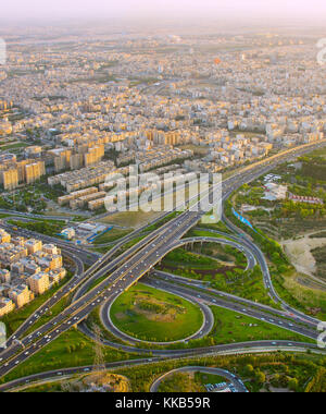 Vista aerea di una strada sopraelevata a Tehran, Iran. Foto Stock