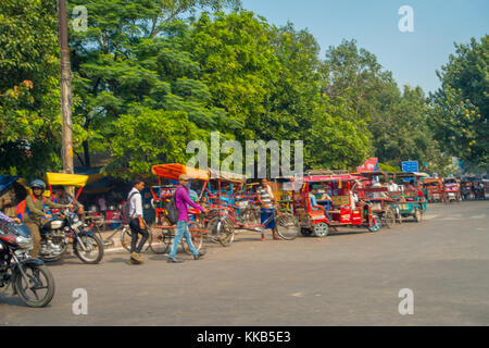 Agra, India - 19 settembre 2017: unidentified uomo a camminare nei pressi di un motociclo si arresta, nelle strade in India centrale in Agra, India Foto Stock