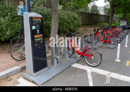 Una capitale Bikeshare (CaBi per breve) stazione di biciclette nello storico quartiere di Georgetown, Washington DC, Stati Uniti. Foto Stock