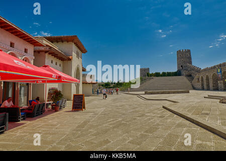 Akhaltsikhe, Georgia - 08 agosto 2017: rabati maestoso complesso del castello sotto un sole estivo Foto Stock