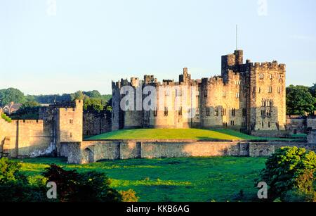 Alnwick Castle casa ancestrale della Famiglia Percy e Harry Potter location del film. Northumberland, Inghilterra Foto Stock