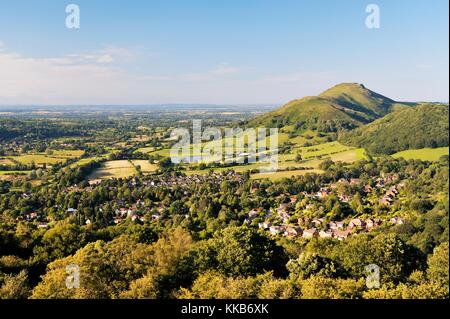 A nord dalla collina Ragleth su Church Stretton village, Shropshire, Inghilterra. Watling Street Strada Romana e Caer Caradoc hill fort Foto Stock