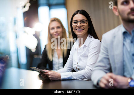 Ritratto di sorridere attraente imprenditrice in office Foto Stock