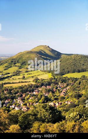 A nord dalla collina Ragleth su Church Stretton village, Shropshire, Inghilterra al ferro da stiro Agehill fort sulla sommità di Caer Caradoc Foto Stock