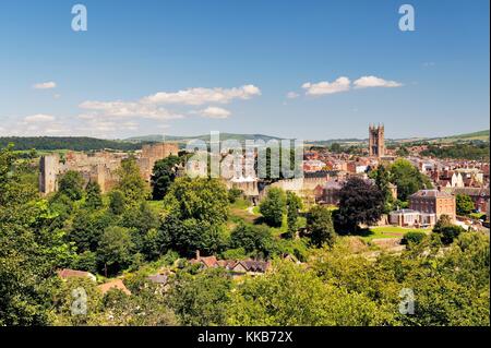 A nord-est oltre il castello medievale e la città mercato di Ludlow, Shropshire, Inghilterra, Regno Unito Foto Stock