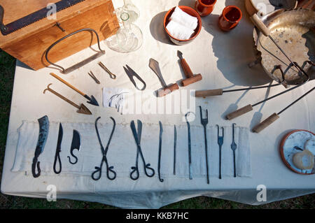 L'Italia, Lombardia, Crema, Rievocazione Medievale, la ricostruzione di un borgo medievale, antico borgo medievale di chirurgia strumenti medici Foto Stock