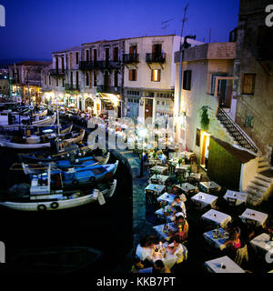 Rethymnon Crete Porto Veneziano, mangiare fuori in una calda notte d'estate Foto Stock