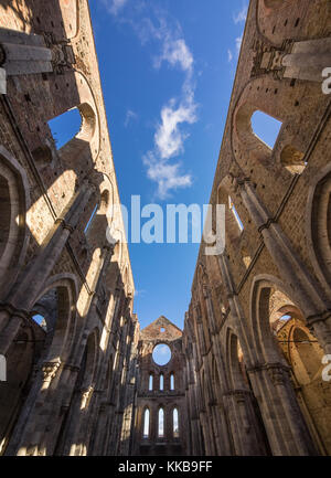 Abbazia di San Galgano (Italia) - un antico monastero cattolico cistercense in una valle isolata della provincia di Siena, regione Toscana. Il tetto e' crollato dopo Foto Stock