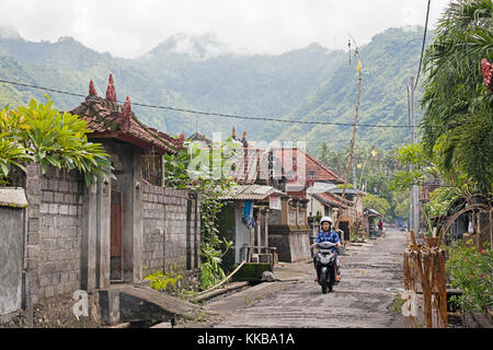 Scena di strada in uno dei villaggi rurali a amed, lungo la striscia costiera di villaggi di pescatori in oriente bali ai piedi del vulcano Monte seraya, INDONESIA Foto Stock