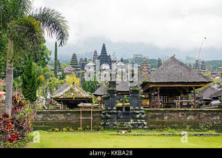 Pura Besakih, il più grande e il più sacro tempio di religione indù a Bali sulle pendici del Monte Agung, vulcano in Bali Orientale, Indonesia Foto Stock