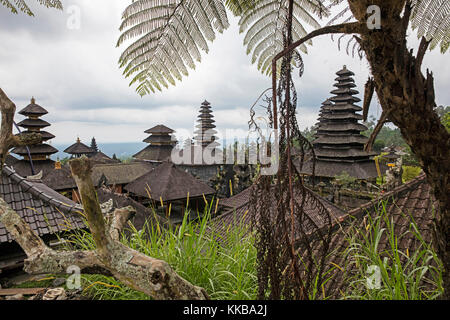 Pura Besakih, il più grande e il più sacro tempio di religione indù a Bali sulle pendici del Monte Agung, vulcano in Bali Orientale, Indonesia Foto Stock