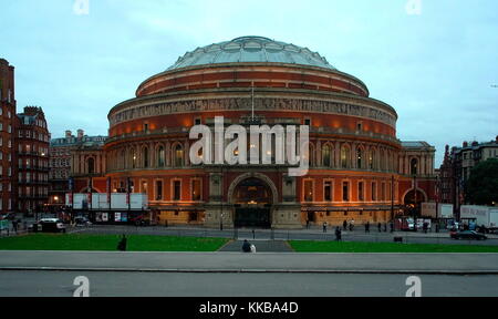 AJAXNETPHOTO. LONDRA, INGHILTERRA. - ROYAL ALBERT HALL, DAL NOME DEL PRINCIPE CONSORTE DELLA REGINA VITTORIA. FOTO: JONATHAN EASTLAND/AJAX RIF: GXR151012 5564 Foto Stock