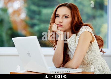 Ragazza annoiato al lavoro Foto Stock