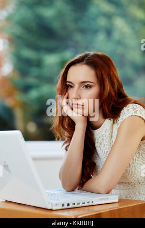 Ragazza annoiato al lavoro Foto Stock