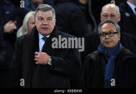 Sam Allardyce nelle gabbie con Everton proprietario Farhad Moshiri (a destra) durante il match di Premier League a Goodison Park di Liverpool. Foto Stock