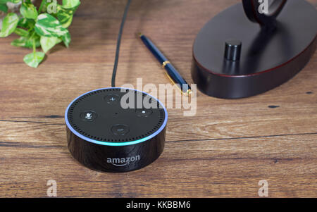 Amazon eco dot, un viva voce dispositivo controllato che si collega alla alexa servizio vocale Foto Stock
