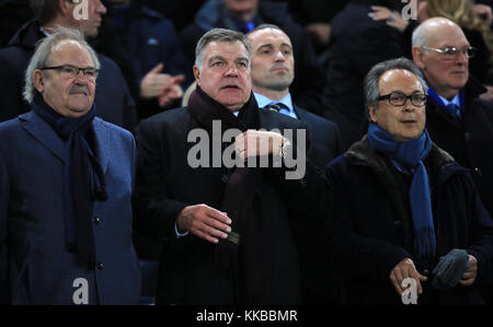 Sam Allardyce nelle gabbie con Everton proprietario Farhad Moshiri (a destra) durante il match di Premier League a Goodison Park di Liverpool. Foto Stock