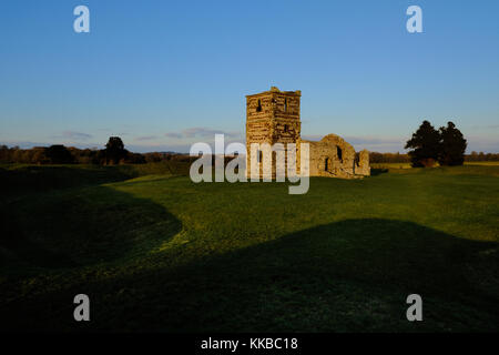 Knowlton chiesa è un edificio in rovina di dedizione sconosciuta in piedi vicino al centro della Chiesa henge. Le prime parti dell'edificio sono il 12th-c Foto Stock