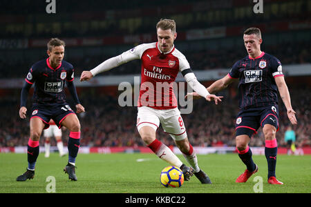 L Huddersfield Town's Chris Lowe (sinistra) , dell'Arsenal Aaron Ramsey (centro) e Huddersfield Town Jonathan Hogg (destra) battaglia per la palla durante il match di Premier League a Emirates Stadium di Londra. Foto Stock