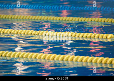 Corsie in piscina con pulite acque blu. riflessione su blu acqua di piscina Foto Stock