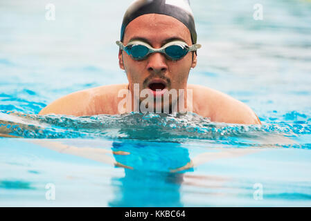 Wet nuoto sport uomo. close-up volto di uomo di sport Foto Stock