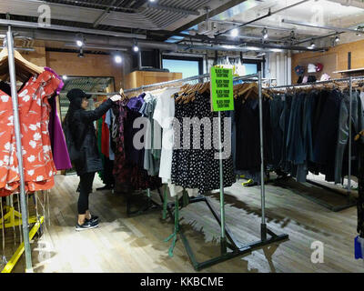 Un acquirente in un Urban Outfitters store retail in Herald Square a New York domenica, 26 novembre 2017 durante il venerdì nero fine settimana. (© richard b. levine) Foto Stock