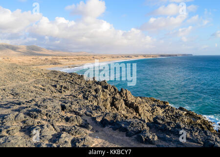 Vista di El Cotillo costa, con i suoi spettacolari canyon e le onde che si infrangono sulle scogliere e spiagge di sabbia bianca, Fuerteventura, Isole canarie, Spagna Foto Stock