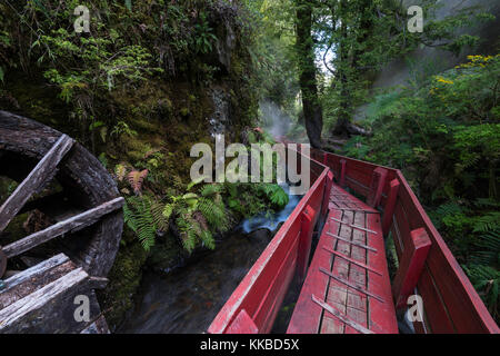 Camminando per le sfilate di moda tra le sorgenti calde piscine di Termas Geometricas, vicino a Pucon, Cile Foto Stock