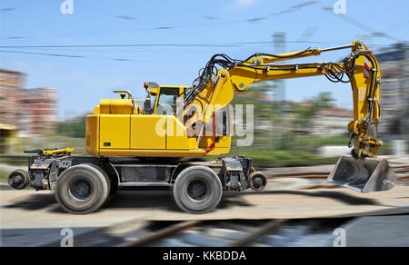 Bulldozer giallo in movimento sul sito in costruzione Foto Stock