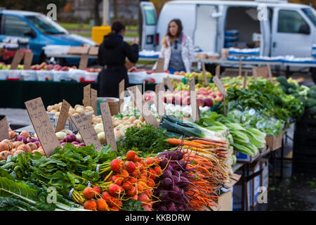 Gli agricoltori che mostra mercato di prodotti freschi per la vendita. Foto Stock