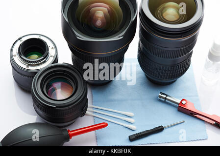 Pulire la lente della fotografia con strumenti di pulizia sulla scrivania vista dall'alto Foto Stock