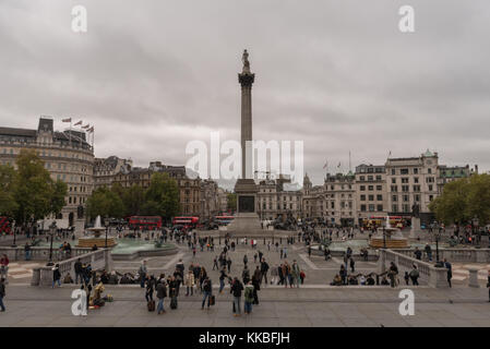 Vista panoramica di Trafalgar Square a Londra alla fine di ottobre Foto Stock