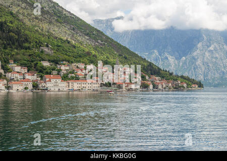 Villaggio di perast, Montenegro presi da una barca a vela nella Baia di Kotor, Montenegro. Foto Stock