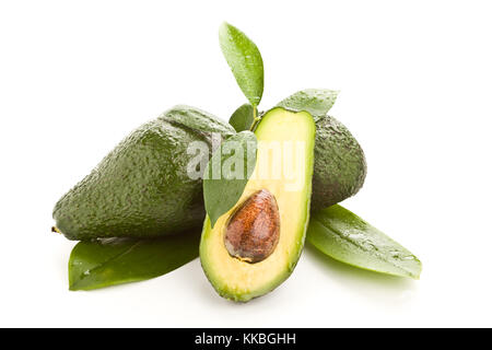 Foto di intagliate frutto di avocado con foglie di colore verde su bianco sfondo isolato Foto Stock
