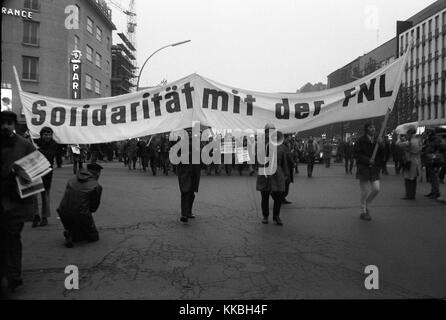 Philippe Gras / Le Pictorium - Raccolta a Berlino nel 1968 - 1968 - Germania / Berlino - il tedesco manifestazioni culmineranno il 17 e 18 febbraio 1968. A Berlino, migliaia di studenti provenienti da tutta Europa si oppongono alla guerra in Vietnam e la riforma delle università. Il movimento si sta diffondendo a importanti università tedesca città. In 30 città tedesche, le manifestazioni studentesche girare a scontri con la polizia. Questi sono i tumulti di Pasqua. La repressione brutale e mette fine a massicce dimostrazioni. L'ultimo avviene a Bonn il 11 maggio 1968 e riunisce un centinaio di thousa Foto Stock