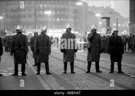 Philippe Gras / Le Pictorium - Raccolta a Berlino nel 1968 - 1968 - Germania / Berlino - il tedesco manifestazioni culmineranno il 17 e 18 febbraio 1968. A Berlino, migliaia di studenti provenienti da tutta Europa si oppongono alla guerra in Vietnam e la riforma delle università. Il movimento si sta diffondendo a importanti università tedesca città. In 30 città tedesche, le manifestazioni studentesche girare a scontri con la polizia. Questi sono i tumulti di Pasqua. La repressione brutale e mette fine a massicce dimostrazioni. L'ultimo avviene a Bonn il 11 maggio 1968 e riunisce un centinaio di thousa Foto Stock