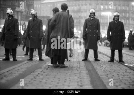 Philippe Gras / Le Pictorium - Raccolta a Berlino nel 1968 - 1968 - Germania / Berlino - il tedesco manifestazioni culmineranno il 17 e 18 febbraio 1968. A Berlino, migliaia di studenti provenienti da tutta Europa si oppongono alla guerra in Vietnam e la riforma delle università. Il movimento si sta diffondendo a importanti università tedesca città. In 30 città tedesche, le manifestazioni studentesche girare a scontri con la polizia. Questi sono i tumulti di Pasqua. La repressione brutale e mette fine a massicce dimostrazioni. L'ultimo avviene a Bonn il 11 maggio 1968 e riunisce un centinaio di thousa Foto Stock