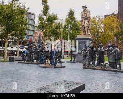 1852 ghisa statua di Rembrandt da Louis Royer e calchi in bronzo sulla base di Rembrandt del dipinto La Ronda di Notte, Rembrandtplein, Amsterdam, Olanda Foto Stock