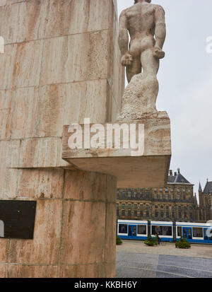 Monumento nazionale (1956) un WW2 memorial da JJP Oud con il Royal Palace (1665) e tram in background, Piazza Dam, Amsterdam, Olanda Foto Stock
