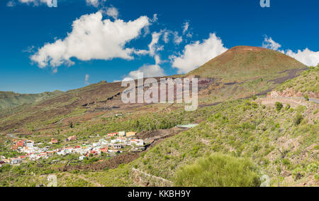 Vista sul villaggio di Las Manchas verso la pesantemente cavato cono vulcanico del Montana Bilma e il 1909 il flusso di lava dal Chinyero in alto a destra Foto Stock