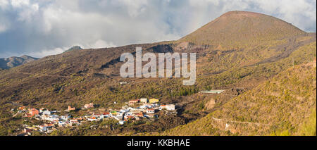 Vista sul villaggio di Las Manchas verso la pesantemente cavato cono vulcanico del Montana Bilma e il 1909 il flusso di lava dal Chinyero in alto a destra Foto Stock