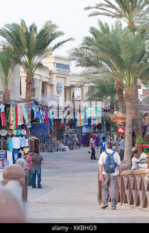 Corniche, lungo il lungomare di Dahab Dahab, Egitto Foto Stock